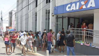 A partir desta terça-feira (15), os trabalhadores informais e inscritos no Cadastro Único para Programas Sociais do Governo Federal (CadÚnico) nascidos em outubro podem sacar a segunda parcela do auxílio emergencial 2021. O dinheiro foi depositado nas contas poupança digitais da Caixa Econômica Federal em 2 de julho. A terceira parcela poderá ser sacada a partir de 27 de julho e a quarta, a partir de 27 de agosto.  Os recursos também poderão ser transferidos para uma conta-corrente, sem custos para o usuário. Até agora, o dinheiro apenas podia ser movimentado por meio do aplicativo Caixa Tem, que permite o pagamento de contas domésticas (água, luz, telefone e gás), de boletos, compras em lojas virtuais ou compras com o código QR (versão avançada do código de barras) em maquininhas de estabelecimentos parceiros.  Em caso de dúvidas, a central telefônica 111 da Caixa funciona de segunda a domingo, das 7h às 22h. Além disso, o beneficiário pode consultar o site auxilio.caixa.gov.br.  CALENDÁRIO DA SEGUNDA PARCELA DO AUXÍLIO EMERGENCIAL 2021 Calendário de saque da segunda parcela do auxílio emergencial 2021 - Divulgação governo federal O auxílio emergencial foi criado em abril do ano passado pelo governo federal para atender pessoas vulneráveis afetadas pela pandemia de covid-19. Ele foi pago em cinco parcelas de R$ 600 ou R$ 1,2 mil para mães chefes de família monoparental e, depois, estendido até 31 de dezembro de 2020 em até quatro parcelas de R$ 300 ou R$ 600 cada.  Neste ano, a nova rodada de pagamentos, durante quatro meses, prevê parcelas de R$ 150 a R$ 375, dependendo do perfil: as famílias, em geral, recebem R$ 250; a família monoparental, chefiada por uma mulher, recebe R$ 375; e pessoas que moram sozinhas recebem R$ 150.  No dia 8 de junho, o ministro da Economia, Paulo Guedes, informou que o auxílio emergencial será prorrogado por pelo menos mais dois meses. Previsto para terminar em julho, o benefício pode ser estendido até setembro, mas esse período ainda poderá ser ampliado, caso a vacinação da população adulta não esteja avançada.   “O presidente Jair Bolsonaro é quem vai decidir o prazo. Primeiro, esses dois ou três meses, e então devemos aterrissar em um novo programa social que vai substituir o Bolsa Família”, disse.  Segundo Guedes, os recursos para a prorrogação do auxílio emergencial serão viabilizados por meio de abertura de crédito extraordinário. Atualmente, o custo mensal do programa, que paga um benefício médio de R$ 250 por família, é de R$ 9 bilhões.