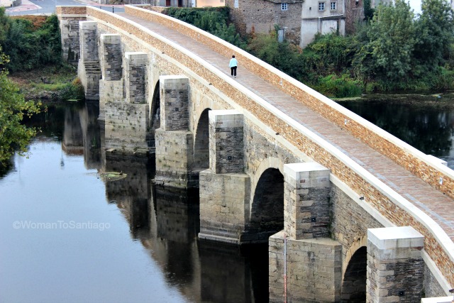 lugo-camino-de-santiago-primitivo-puente-romano-womantosantiago