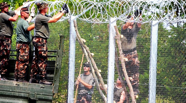 Με το στρατό οι Ούγγροι στήνουν το φράχτη και προστατεύουν τα σύνορά τους!