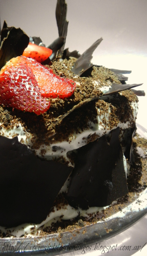 torta de chocolate con salsa de fresas