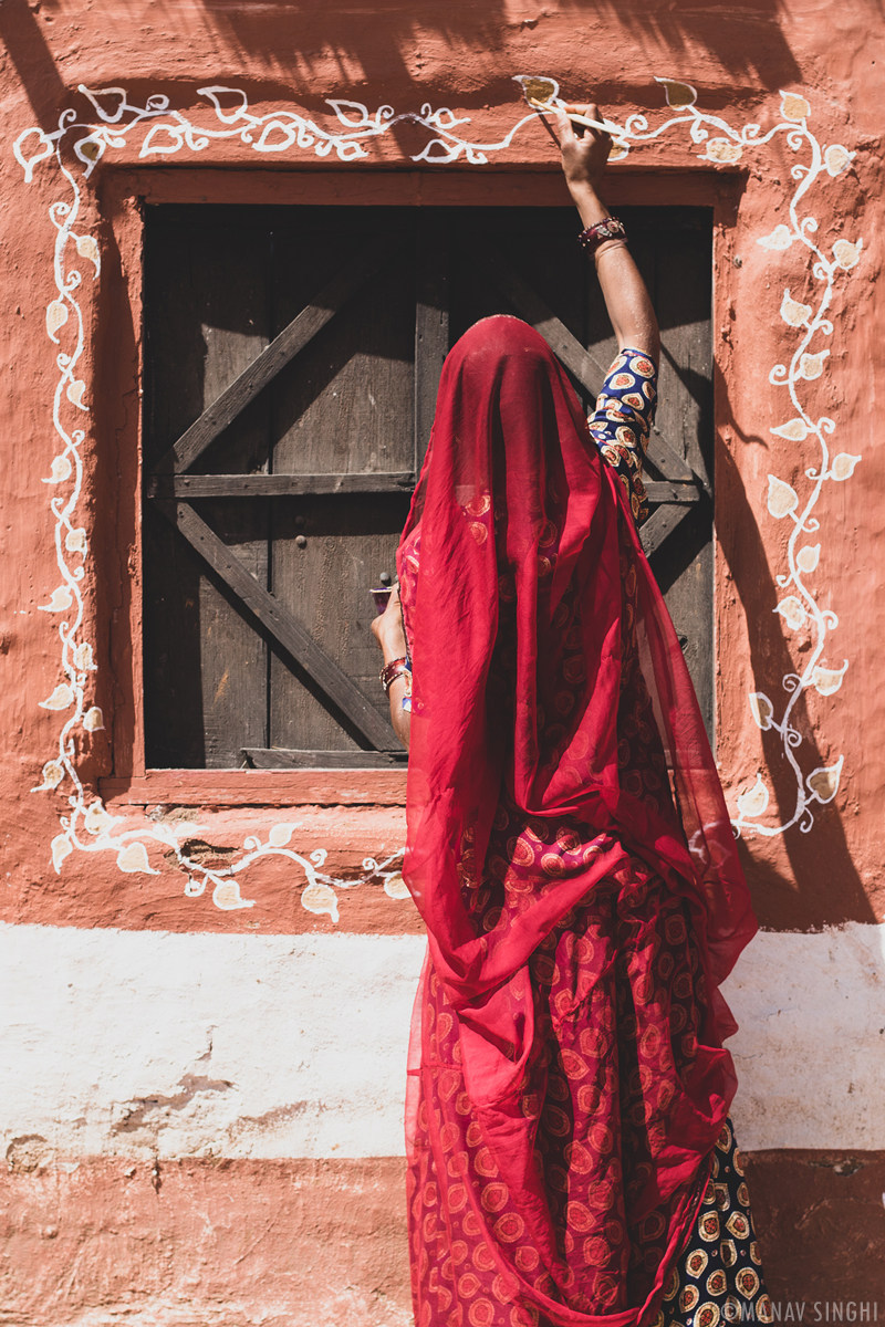 Women from Barmer Rajasthan creating Mandna Jaipur