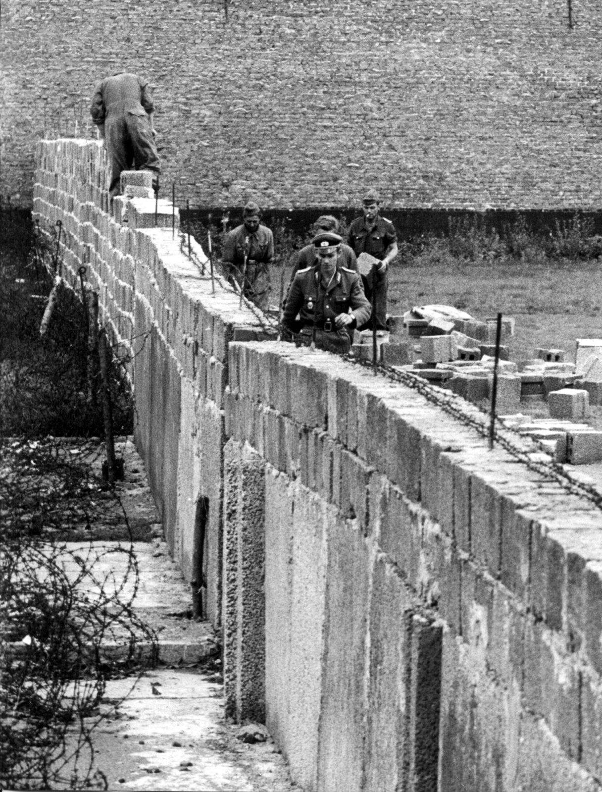 A Construção Do Muro De Berlim Em 1961 Visava - MODISEDU
