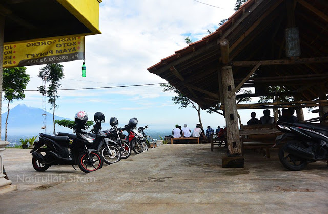 Tempat duduk seraya menunggu sunrise ataupun sunset di Spot Riyadi