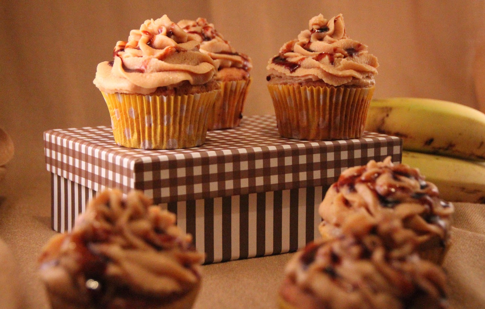 Cupcakes de plátano y crocanti de almendras con buttercream de leche