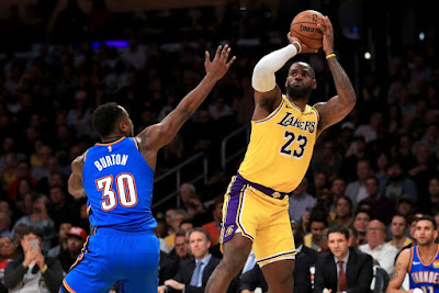Consigue LeBron James récord de triple doble en victoria de Lakers