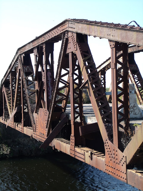 Antiguo puente ferroviario en la SW 288th St/Biscayne Dr Antiguo puente ferroviario en la SW 288th St/Biscayne Dr
