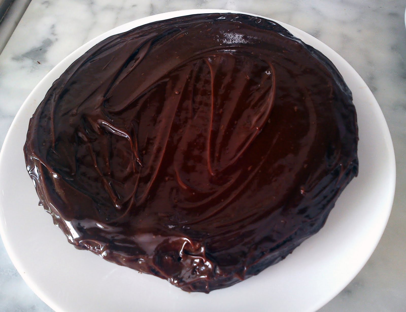 Залить шоколадом. Торт залитый шоколадом. Шоколадно миндальный торт. Шоколадная заливка. Армянский торт сверху черная глазурь.