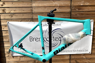 Carbonherstelling Bianchi, schuurschade en kleine barst aan schuine buis.