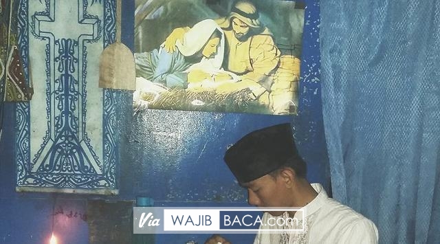 Pria Berpeci dan Lukisan Yesus, Ada Apa Sebenarnya? Coba Perhatikan Fotonya Berikut ini! Pria Berpeci dan Lukisan Yesus, Ada Apa Sebenarnya? Coba Perhatikan Fotonya Berikut ini!