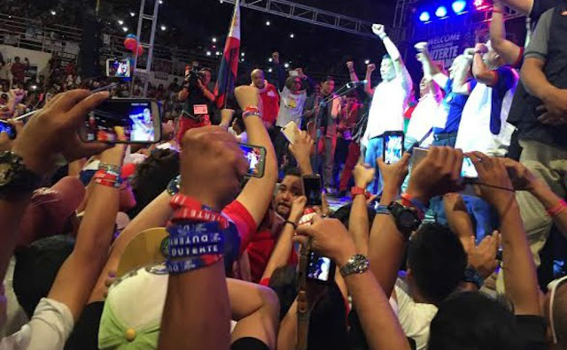 Thousands raise their fists in support of Mayor Duterte in Zamboanga City