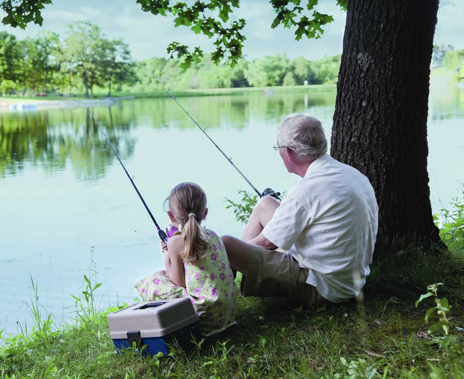 Дедушка ловит рыбу. Дедушка рыбачит с внуком. Дед с внуком на рыбалке. Дед и внук рыбачат. Рыбалка с внуками.