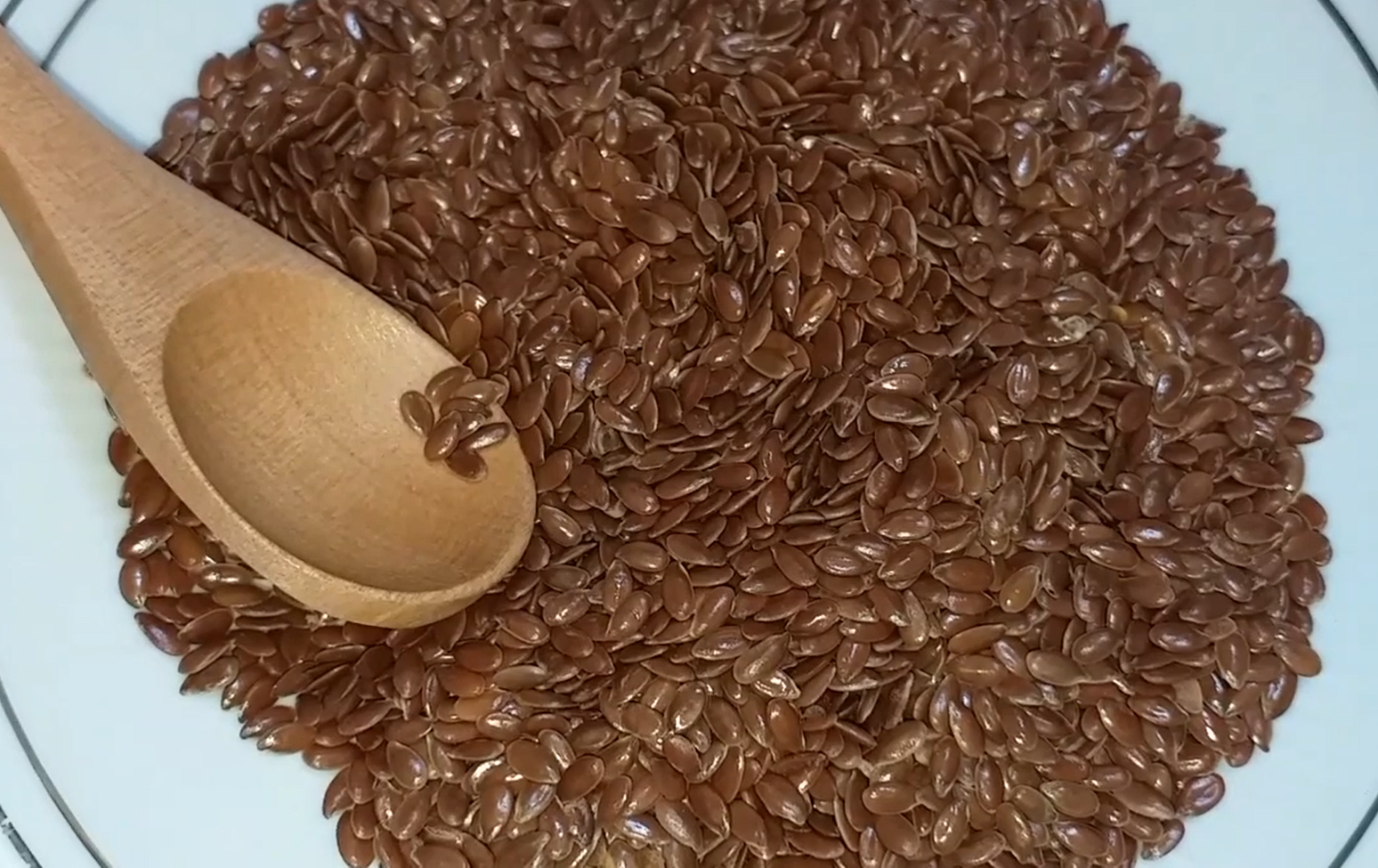 Chia Seeds vs Flax seeds Can you substitute chia seeds for flax seeds?