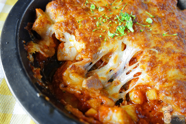 Pollo gratinado con queso y salsa de tomate con chispa