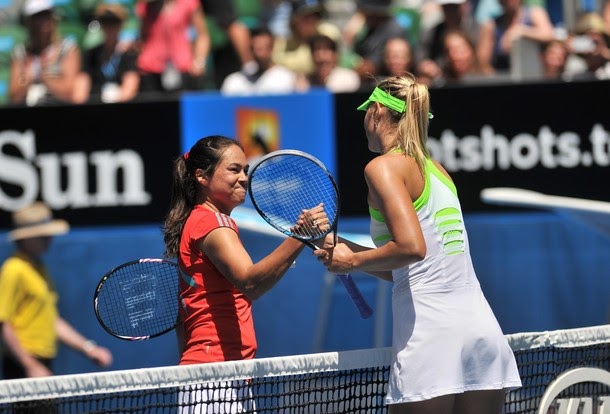 Фотоальбом теннис. Рукопожатие теннис женский финал. Рукопожатие женщин на теннисе. A woman's handshake at Tennis.