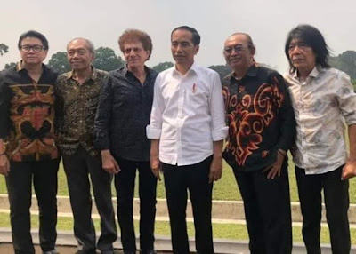 Nyanyian "Rumah Kita" disini dikumandangkan saat Jokowi Menyapa Pendukungnya