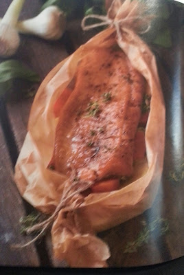 Un piatto a base di salmone al cartoccio, una ricetta raffinata che mette tutti d'accordo