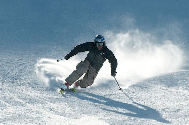 Telemark: cómo se practica y diferencias con el esquí alpino