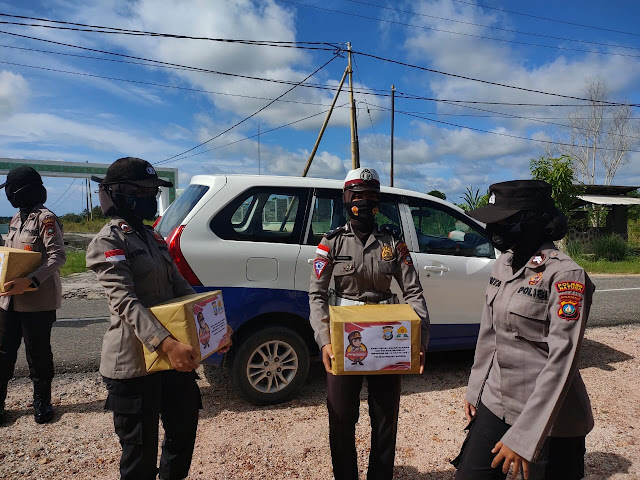 Polwan Polres Natuna Berikan Bantuan kepada Warga Tidak Mampu di Puak Kelurahan Ranai Polwan Polres Natuna Berikan Bantuan kepada Warga Tidak Mampu di Puak Kelurahan Ranai