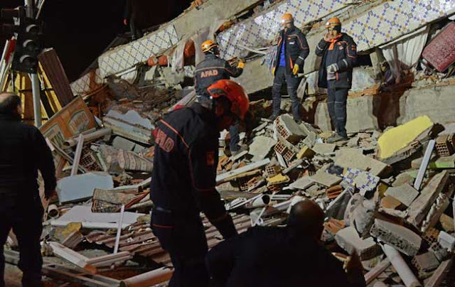 ضحايا جراء وقوع زلزال قوي ضرب تركيا وسوريا والعراق.