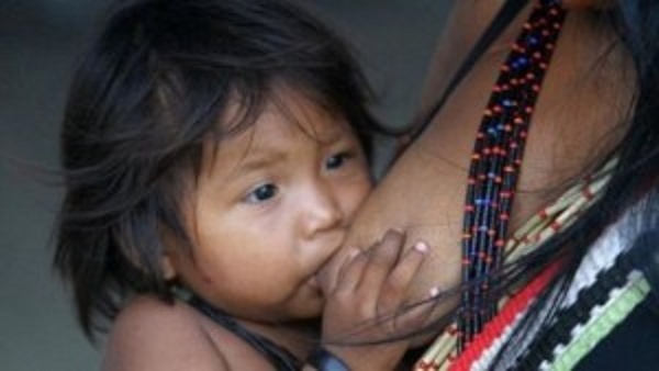 Projeto de lei sobre infanticídio criminaliza índios e ignora real causa das mortes de crianças nas aldeias