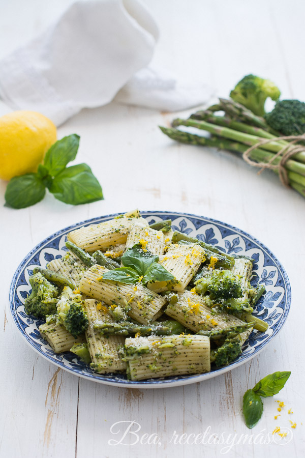 Pasta al pesto con judías verdes, brócoli y espárragos de Jamie Oliver