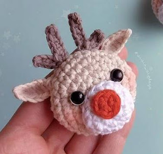 PATRON GRATIS BOLA DE NAVIDAD RENO AMIGURUMI 56455