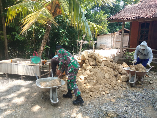 Babinsa Bantu Warga Buat Talud Sepanjang 100 Meter Babinsa Bantu Warga Buat Talud Sepanjang 100 Meter