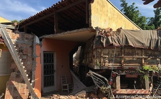 Camión se estrella contra casa y destruye paredes