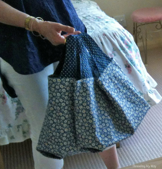 Make a reusable fabric grocery bag with a flat bottom. How to add the solid bottom insert to the Michelle Patterns shopping bag pattern ~ Threading My Way