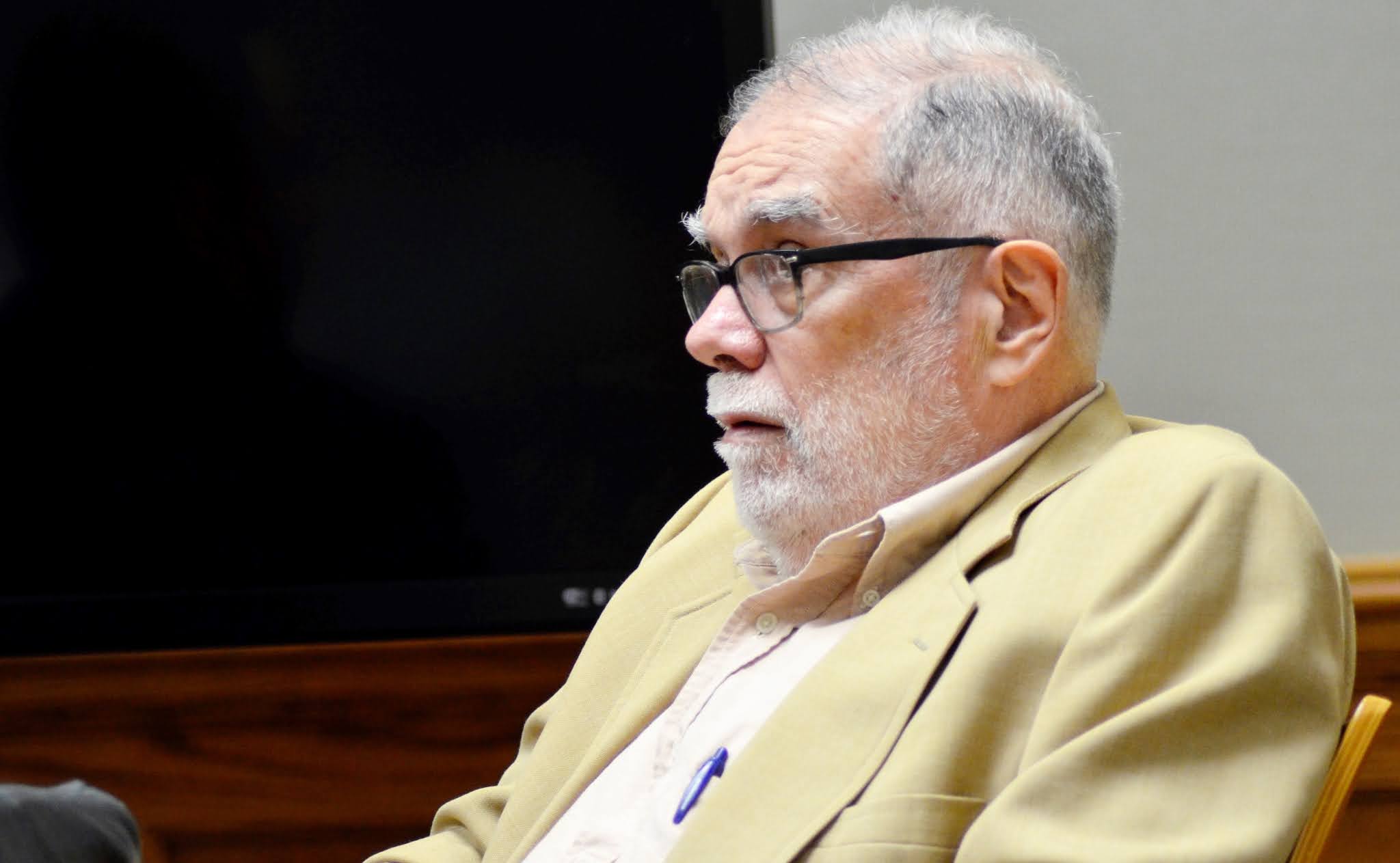 Otra Iglesia Es Imposible Enrique Fierro / Abundan las ilusiones