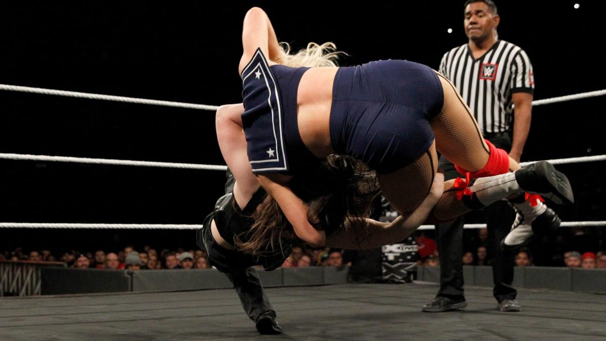[RAW #1 ] Match 3 : Nikki Cross vs Sarah Logan - Page 2 02%2B-%2BNikki%2BCross%252C%2BLacey%2BEvans