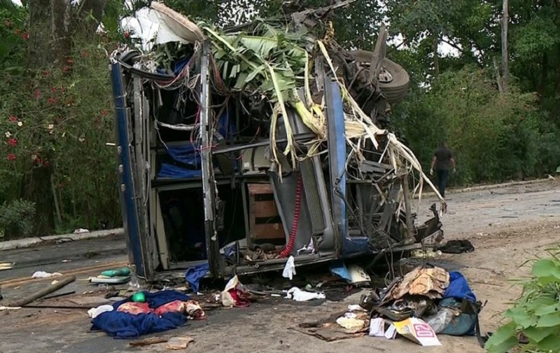 Quatro pessoas morreram após umônibus de excursão capotar na rodovia ES
