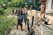 Jalan Desa Longsor, Warga Gotong Royong Lakukan Perbaikan