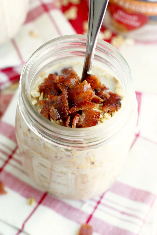 Maple Bacon Overnight Oats | thetwobiteclub.com