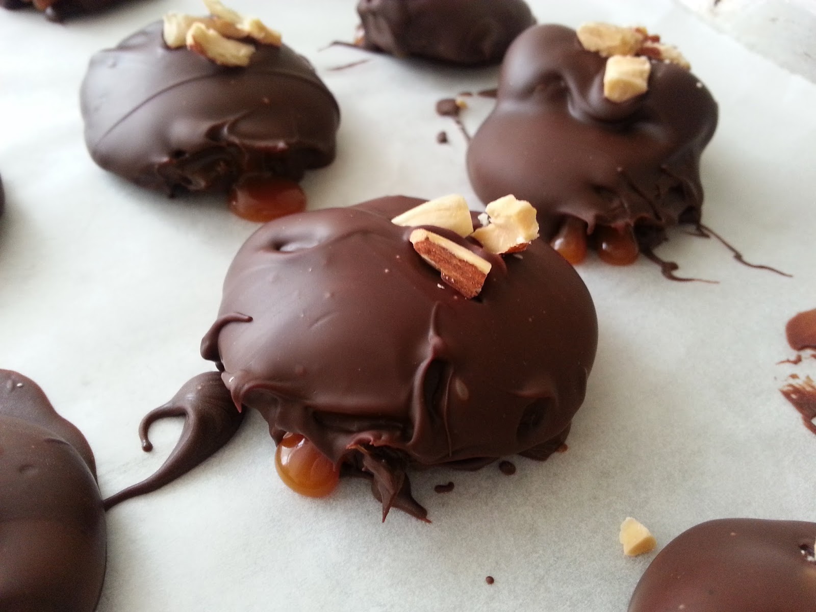 ÇİKKOLATA BADEMLİ KARAMELLİ ÇİKOLATA