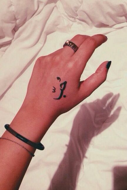 chica con tatuaje arabe en en la mano