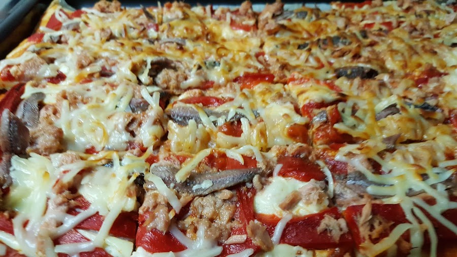 Pizza pimientos rojos, anchoas, atún y queso