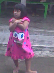 Foto anak kecil yang meniru gaya foto model