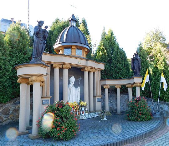 Pomnik Jana Pawła II w Skawicy.
