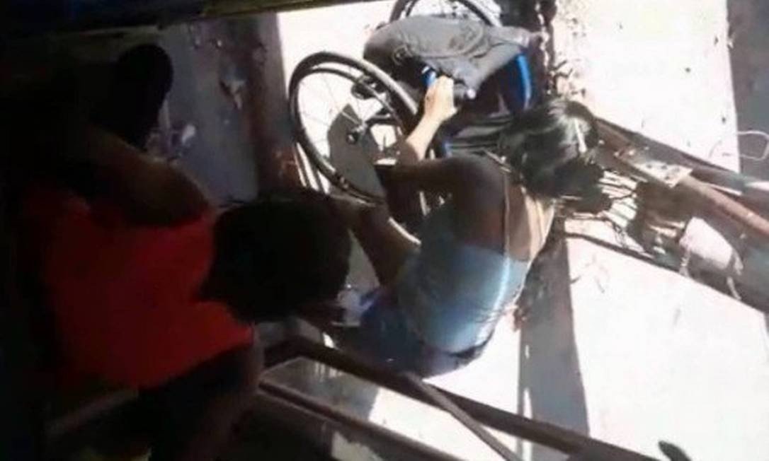 Rio: Cadeirante se arrasta para subir em ônibus com elevador quebrado 1 xcadeirante onibus.jpg.pagespeed.ic.N1sTq jhnC