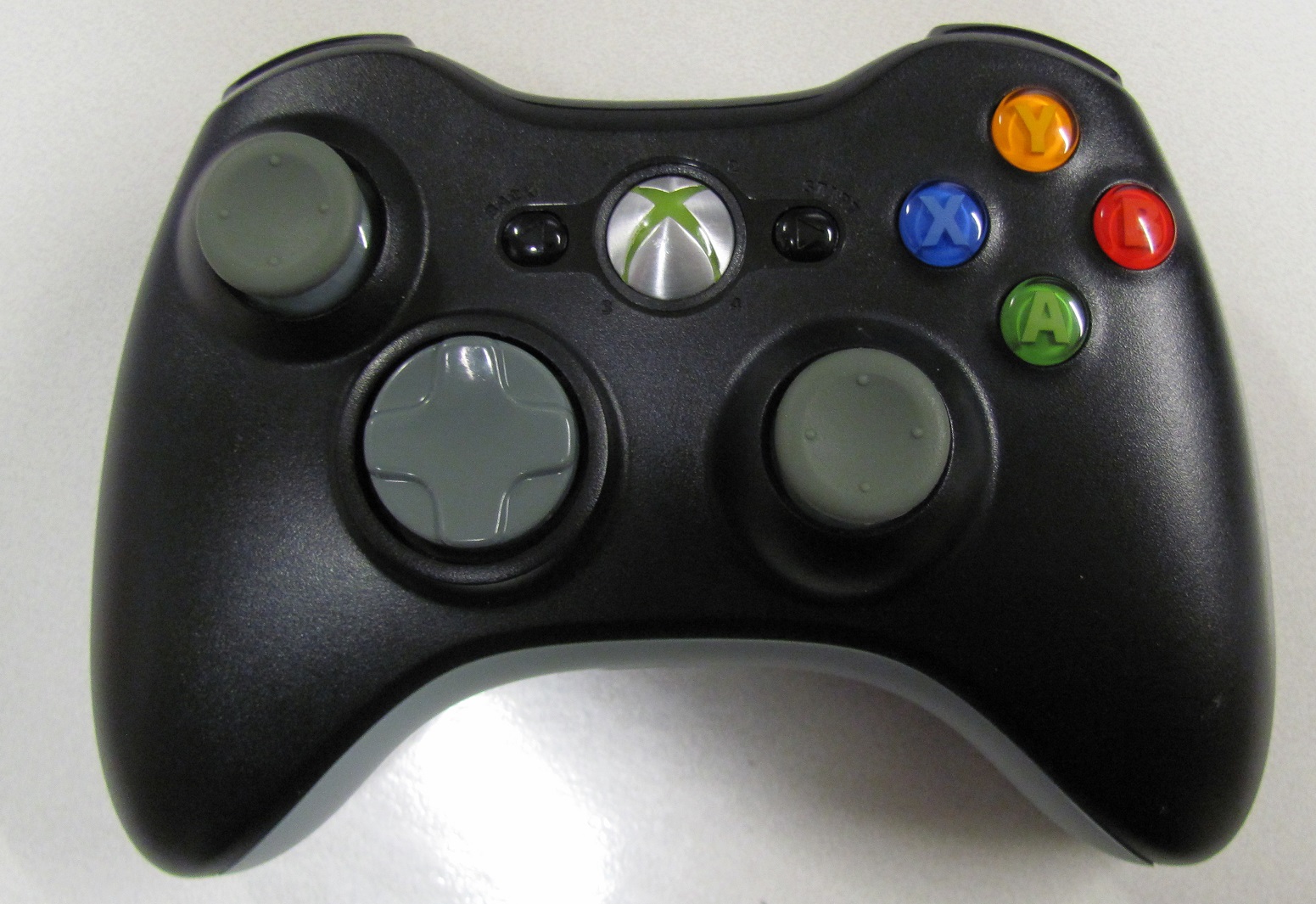 Cleaning Xbox 360 wireless controller with corroded battery holder
