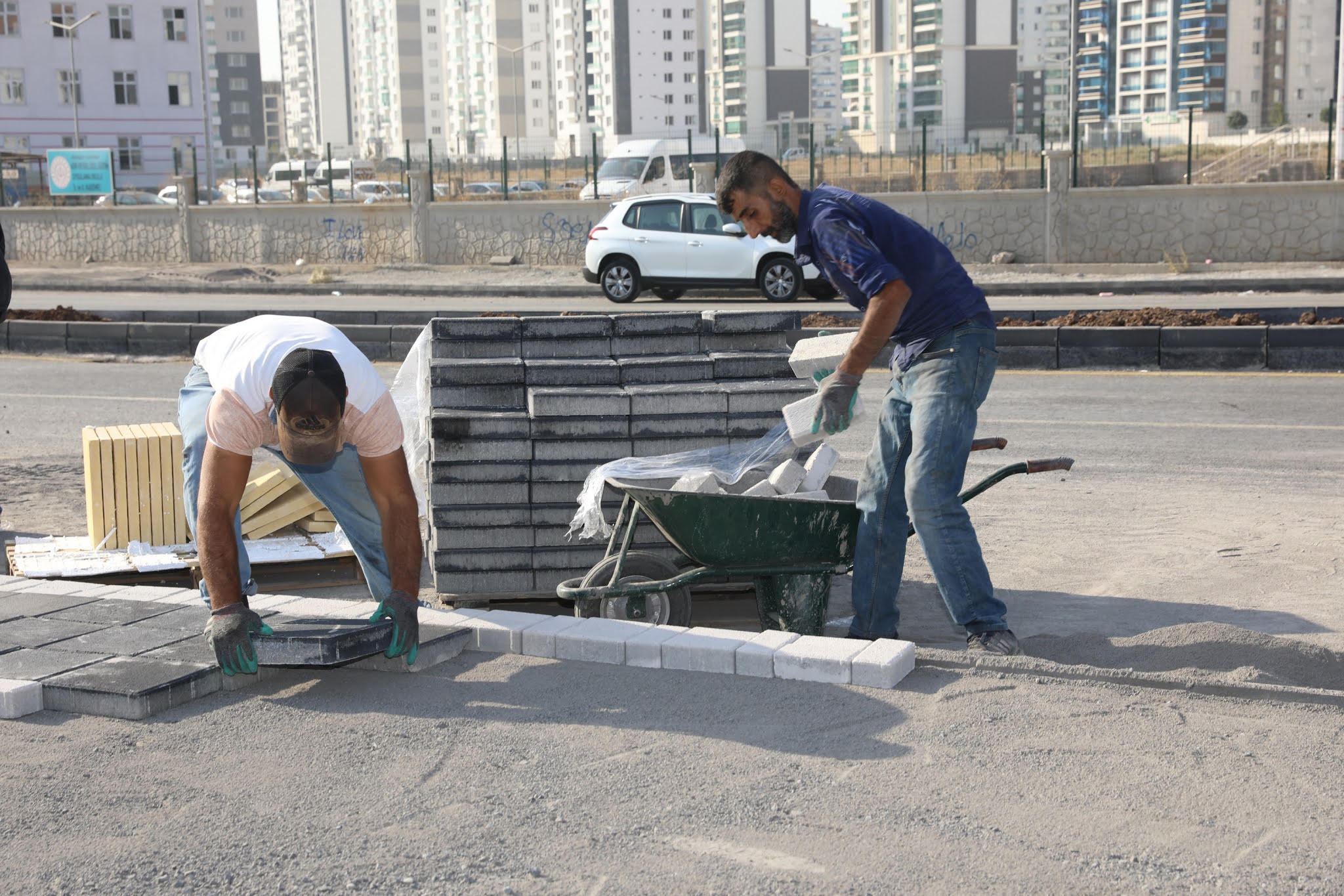 Mastfroş Caddesinde çalışmalar devam ediyor