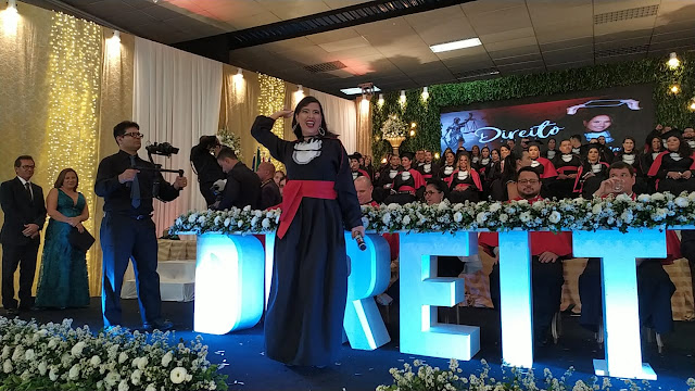 Jacobinense Caroline Santana Henrique Ferreira cola grau em Direito pela FAN