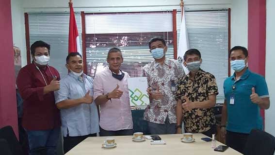 Agus Suardi saat menerima kunjungan tim Garuda Indonesia