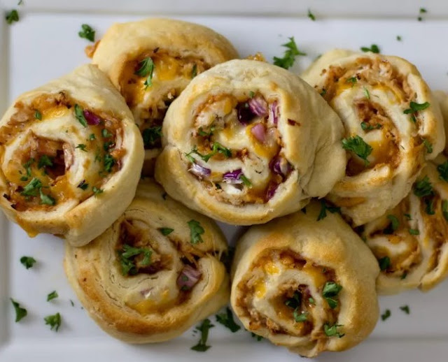 Cheesy BBQ Chicken Pizza Rolls #appetizers #pizza