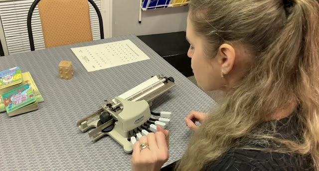 Linda píše na Pichtově psacím stroji