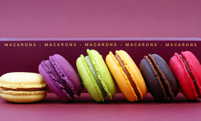 Macarons Lover Maniac: Raspberry and Dark Chocolate Macarons