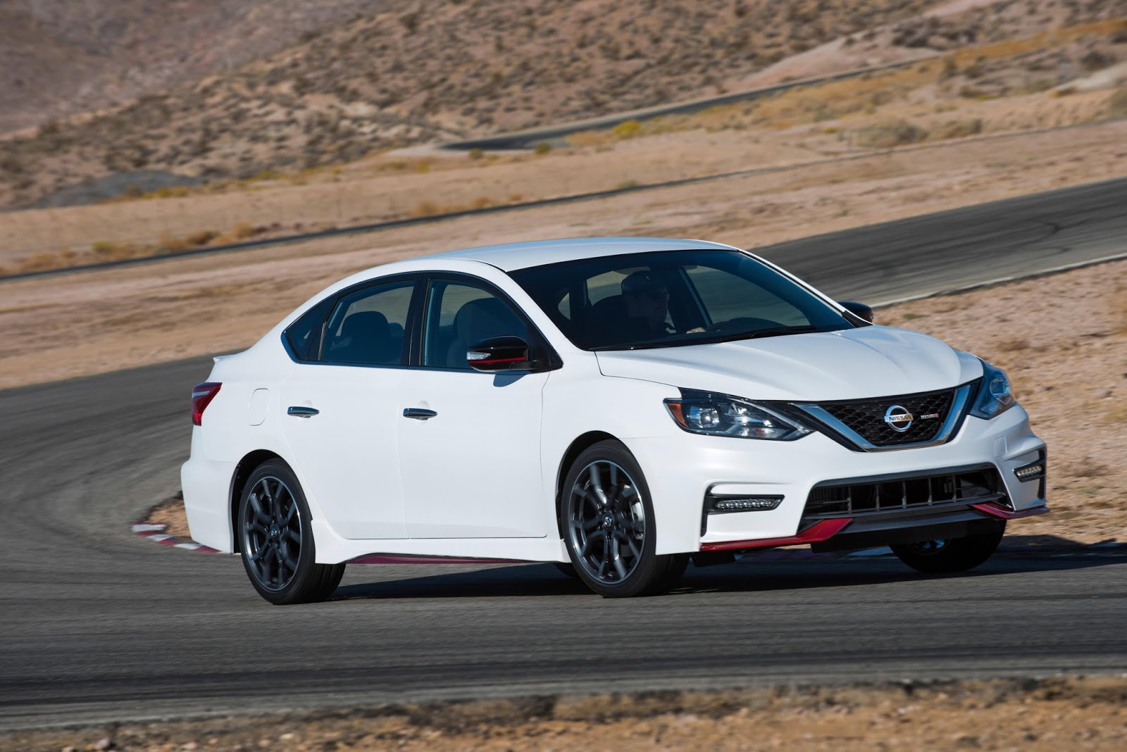 Nissan спорт седан