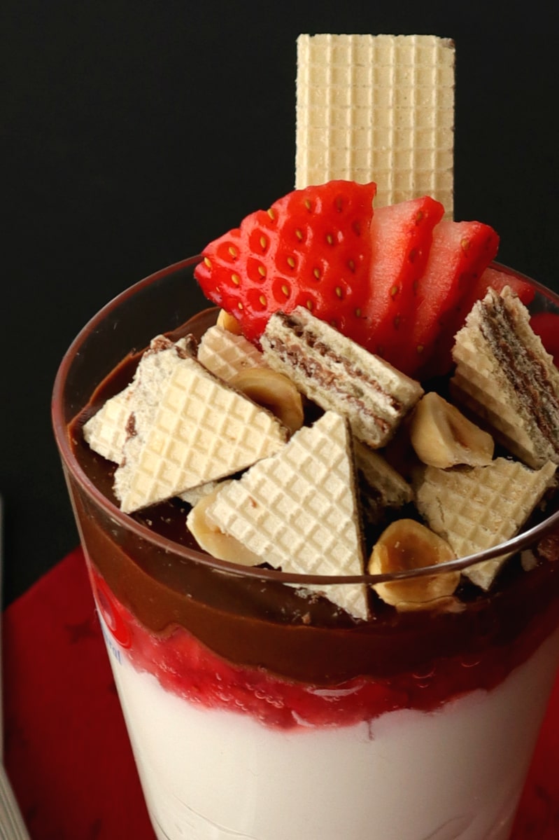 Mousse de mascarpone com morangos, creme de avelã e wafers Mousse vista de perto