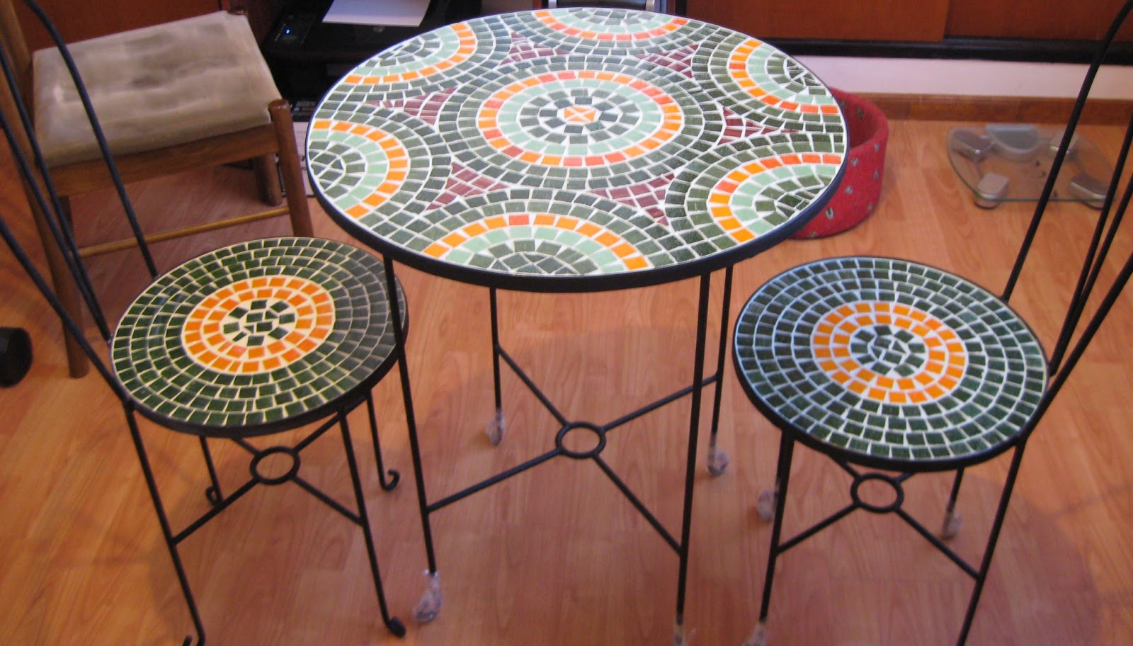 Deco y arte por Paula Durán JUEGO DE JARDÍN EN HIERRO DECORADAS CON